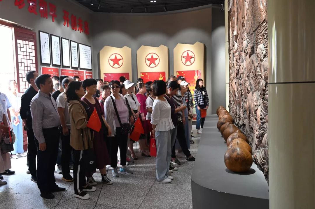 上午,首先来到了我市小浪底爱国主义教育基地.