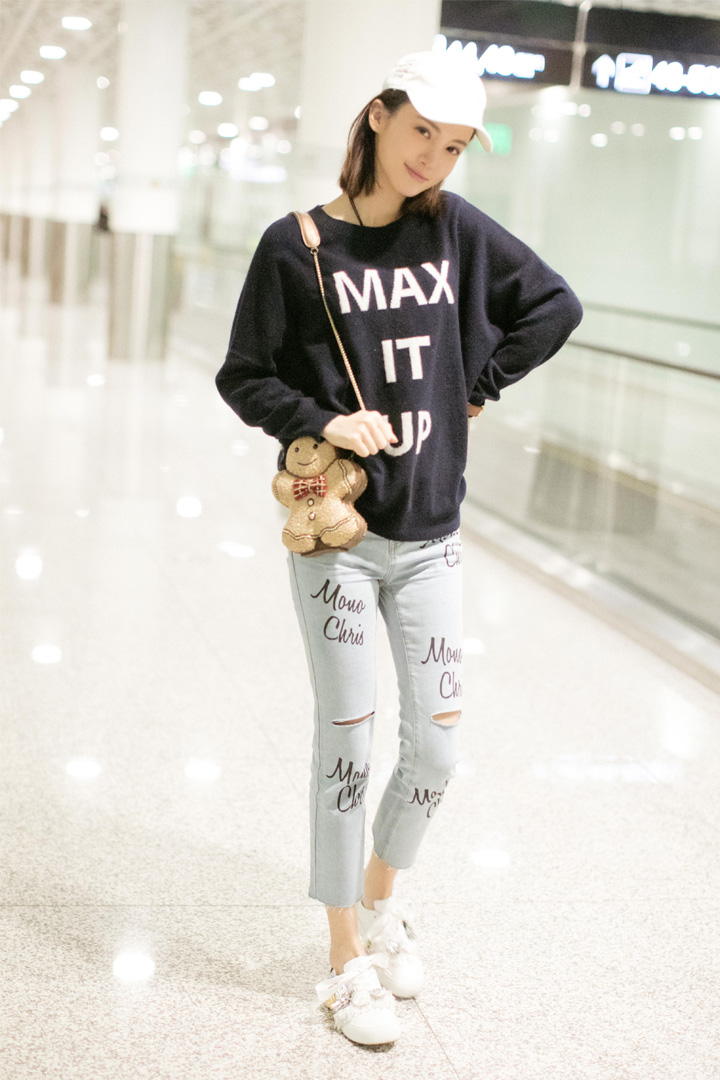 30岁金晨现身机场卫衣配牛仔裤清新似少女鼻子怪异又微整了