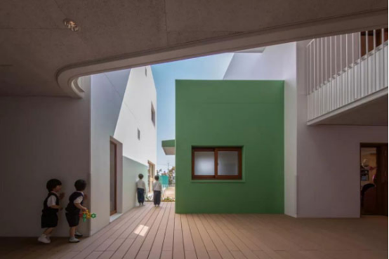设计彩色连廊穿插于白色体量间的湖畔森林幼儿园