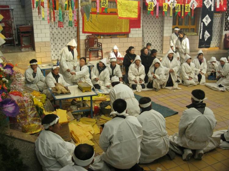 农村的丧葬习俗首先是要立丧主