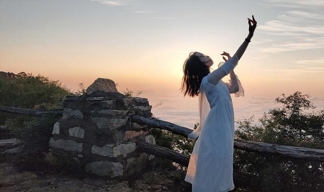 瑜伽美女教练 太行山迎朝霞一袭白纱展现优美身姿 魅力四射