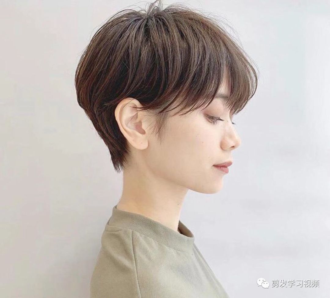 露耳短发是非常自然的发型,不烫不染就非常有型,八字刘海在脸颊的两侧