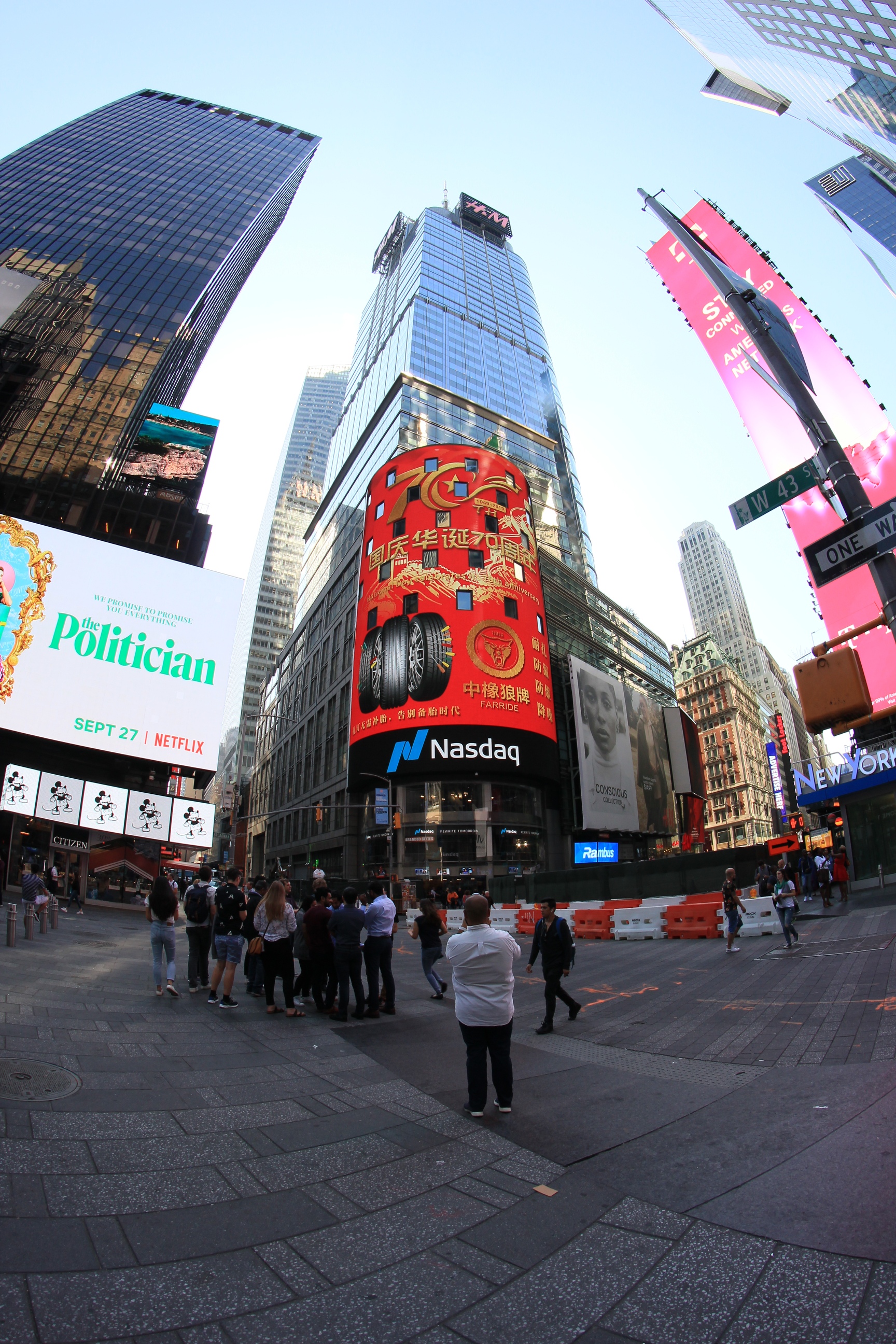 熊国武董事长亮相世界第一屏,荣登美国纽约时代广场纳斯达克巨幕大