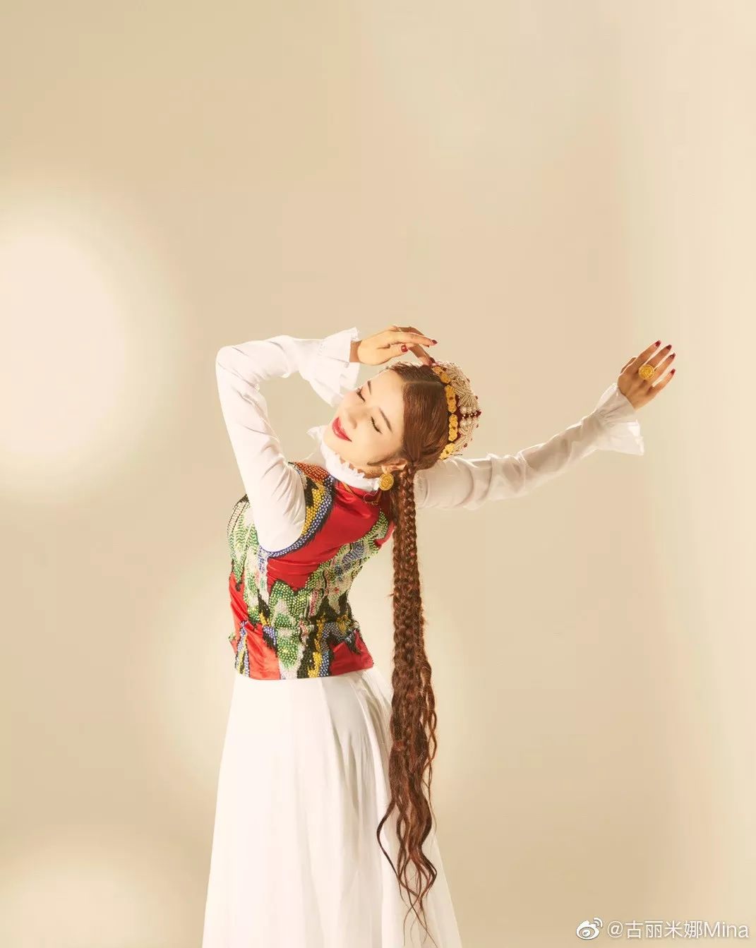 古丽米娜太美了简直像异国公主在跳舞完全让人挪不开眼神