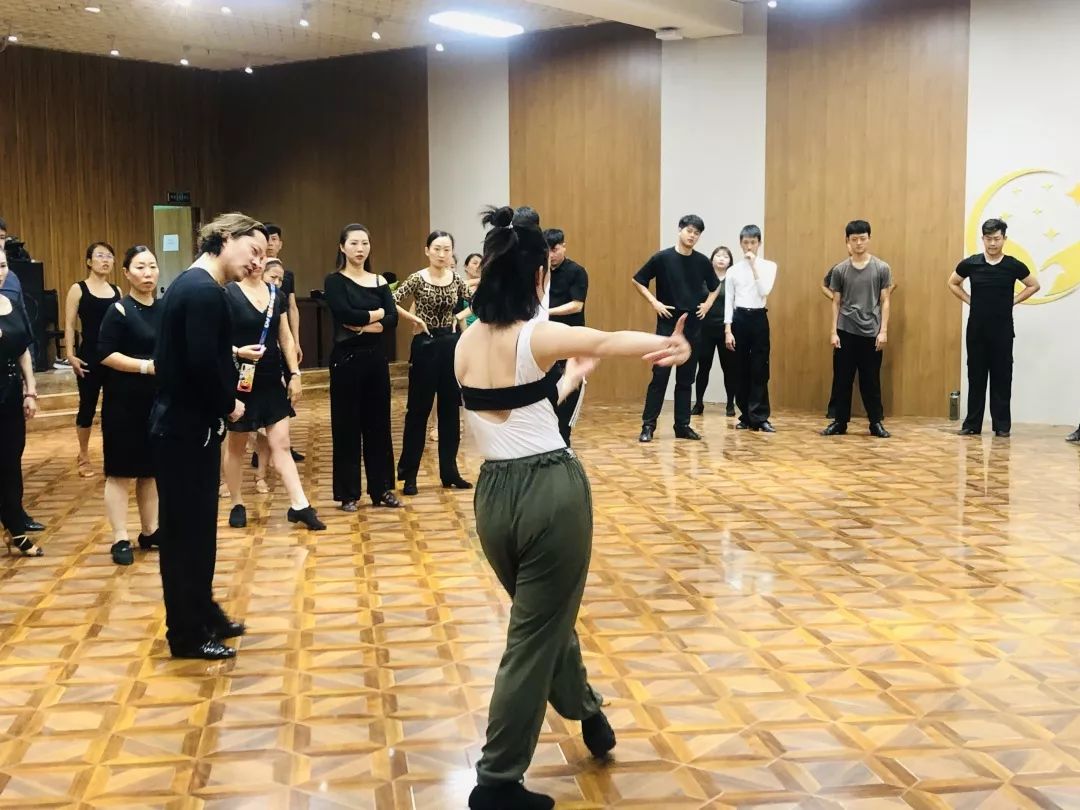 a组巨星公益课|李嘉明&李紫薇『第三期dts企业管理校长班』_舞蹈