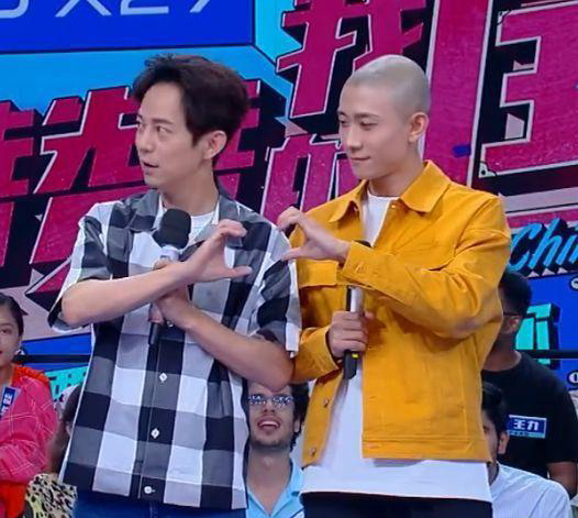 张一山底有多高?当他和何炅同框对比后,脚上的鞋子真相了