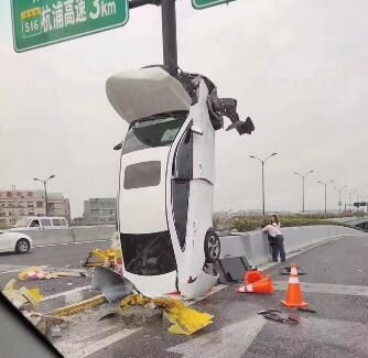 新手女司机上路,现场表演四轮独悬