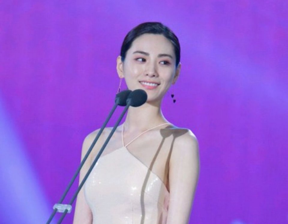 林珍娜有望拿回最美宝座裸色礼服太惊艳大背头竟也能被赞像仙女