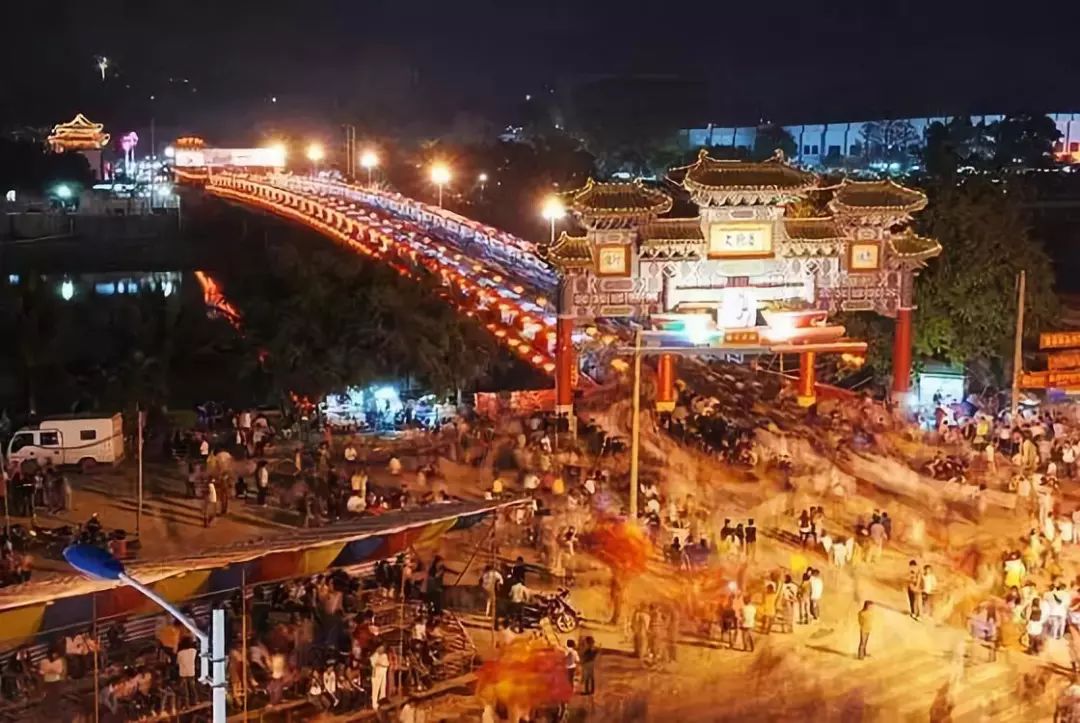 行花桥还有一样相当重要的年俗吴川人除了吃年例,看飘色,看泥塑说到