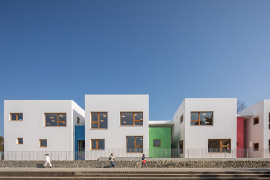 设计彩色连廊穿插于白色体量间的湖畔森林幼儿园