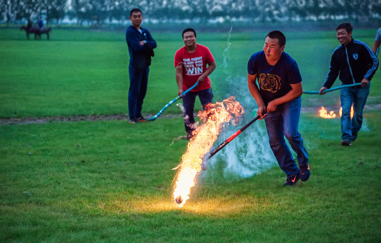 原创中国最火爆的民间体育球类运动当属达斡尔火曲棍球文旅体融合