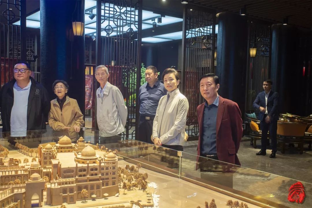 行程第一站就来到汉人老家街,并在汉文投集团董事长杨海明的陪同下