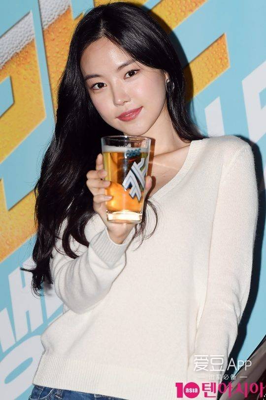 星闻初秋清纯女神驾到孙娜恩出席啤酒品牌记者招待会