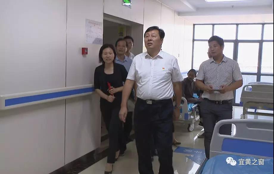 为她送上鲜花和慰问金,向她送去党和政府的关怀和祝福,副县长赵似珍