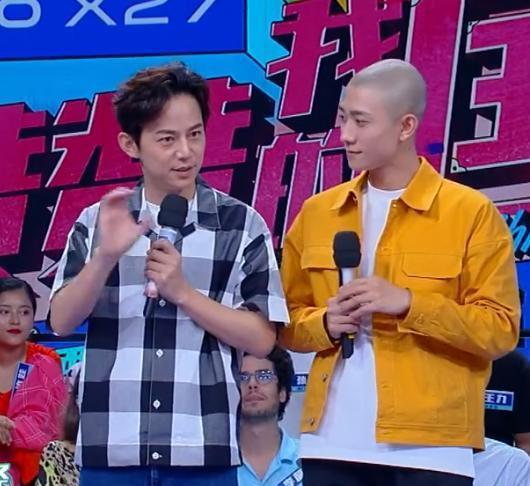 张一山底有多高?当他和何炅同框对比后,脚上的鞋子真相了