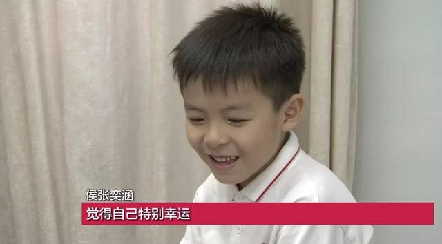 武俊极:4名小朋友清澈,纯真,未经丝毫修饰的童声徐徐传出,回荡在