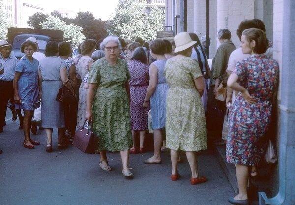 这才是真正时尚苏联普通女工的收腰连衣裙让妹子们光彩照人