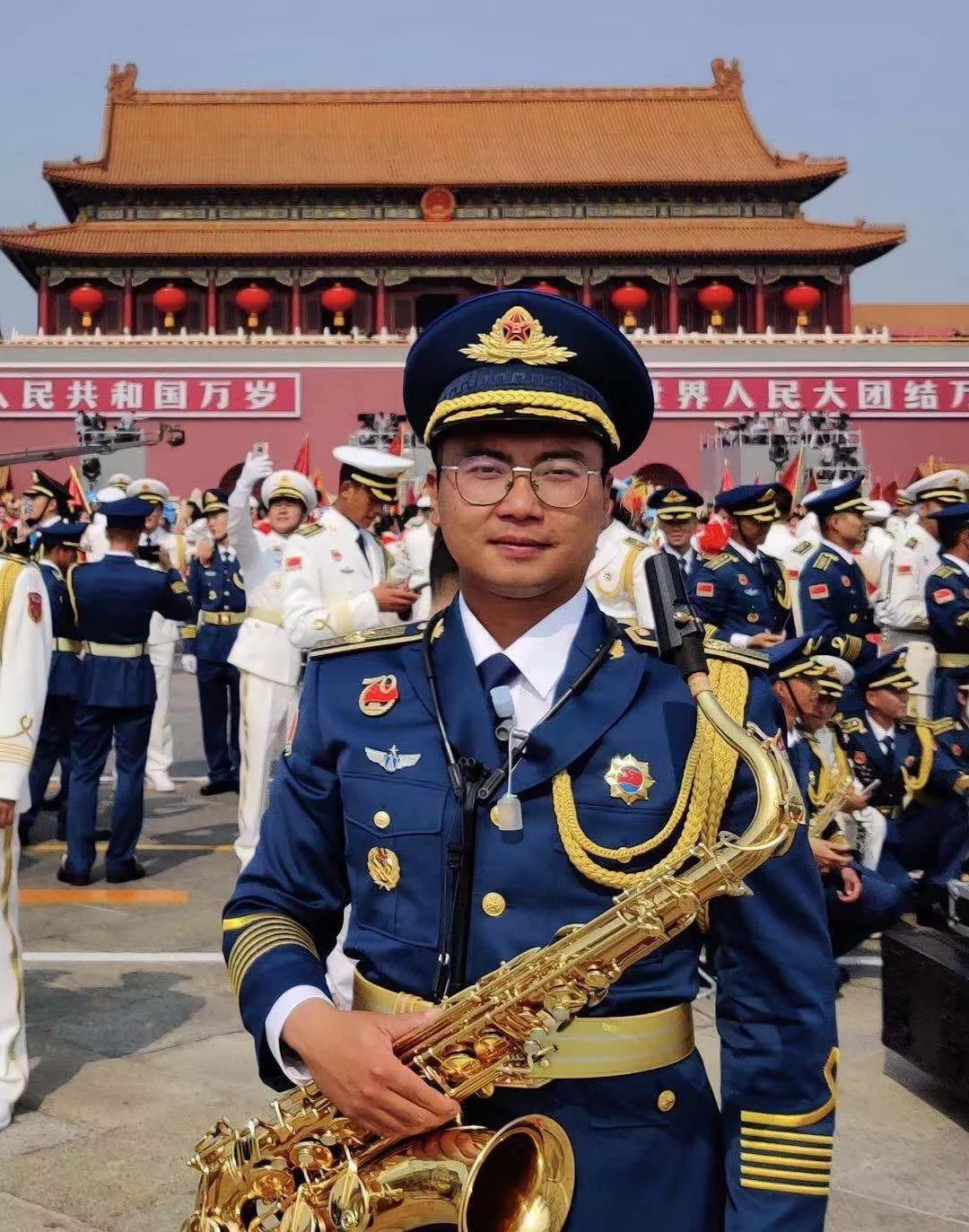 视频阅兵式军乐团里丽水小伙儿吹萨克斯