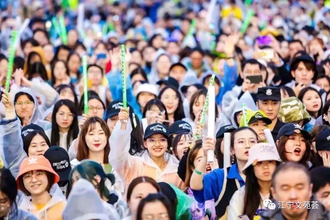 辅警,克服连日来的辛苦和疲惫,又抽调2000余名警力转战方山森林音乐节