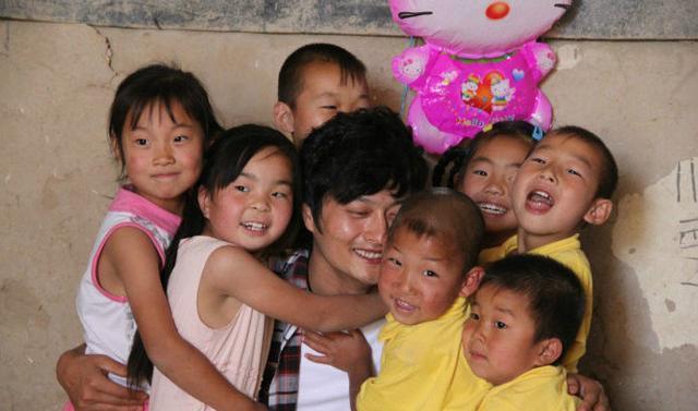 《星光大道》成名后,抛弃妻女换嫩老婆,如今原配带着女儿过日子_云飞