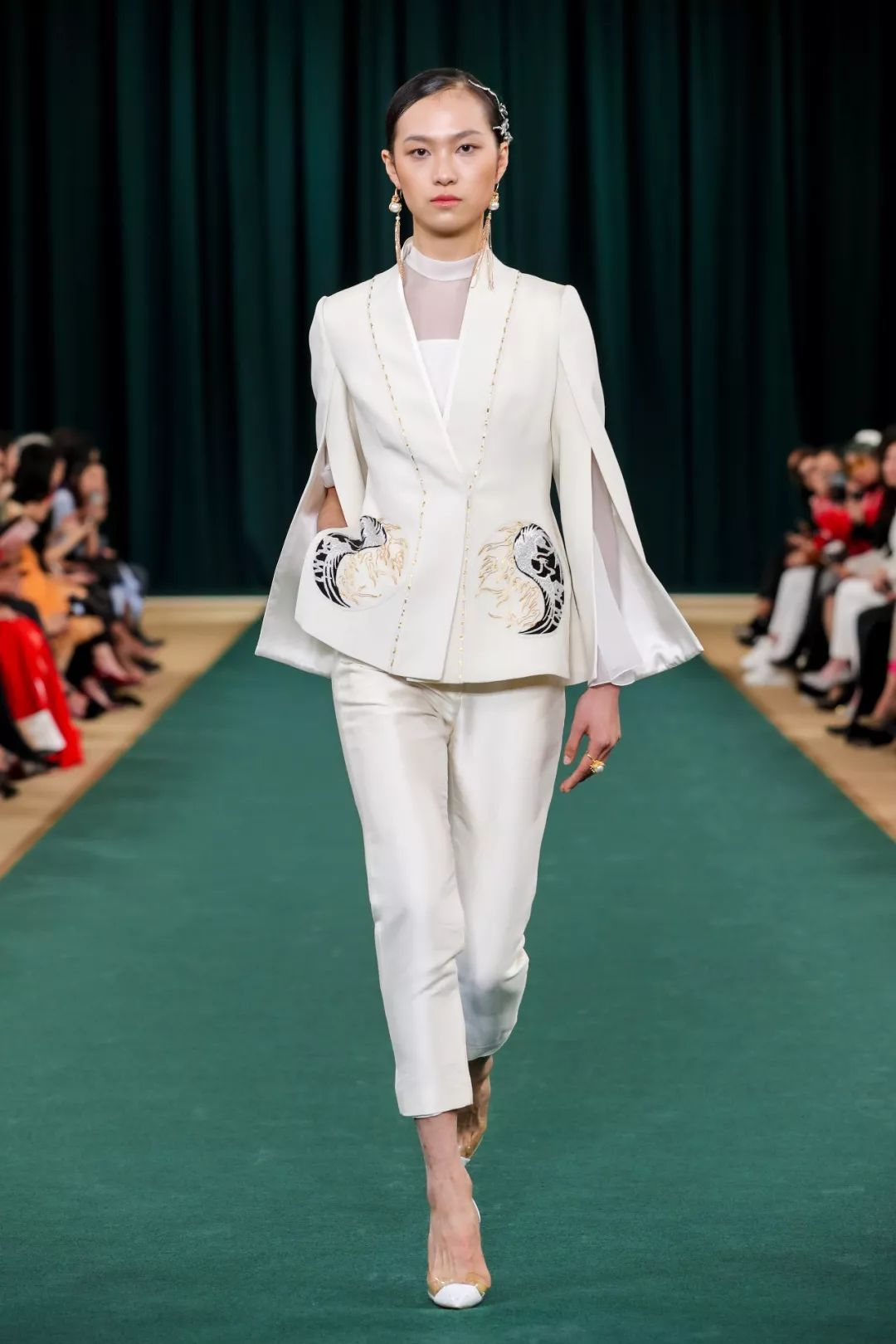 巴黎时装周亮相,向世界展示中国传统工艺文化现在来看看秀场上模特