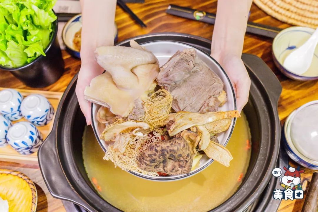 88元吃山珍宴鲜到掉眉绝无同款黄金锅底让奶奶喝了都不想回家