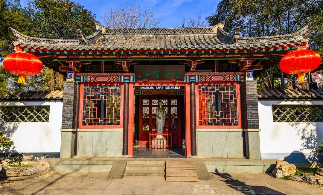 李清照纪念馆秦琼祠位于五龙潭公园北部,是一组唐代风格的建筑物,曾为