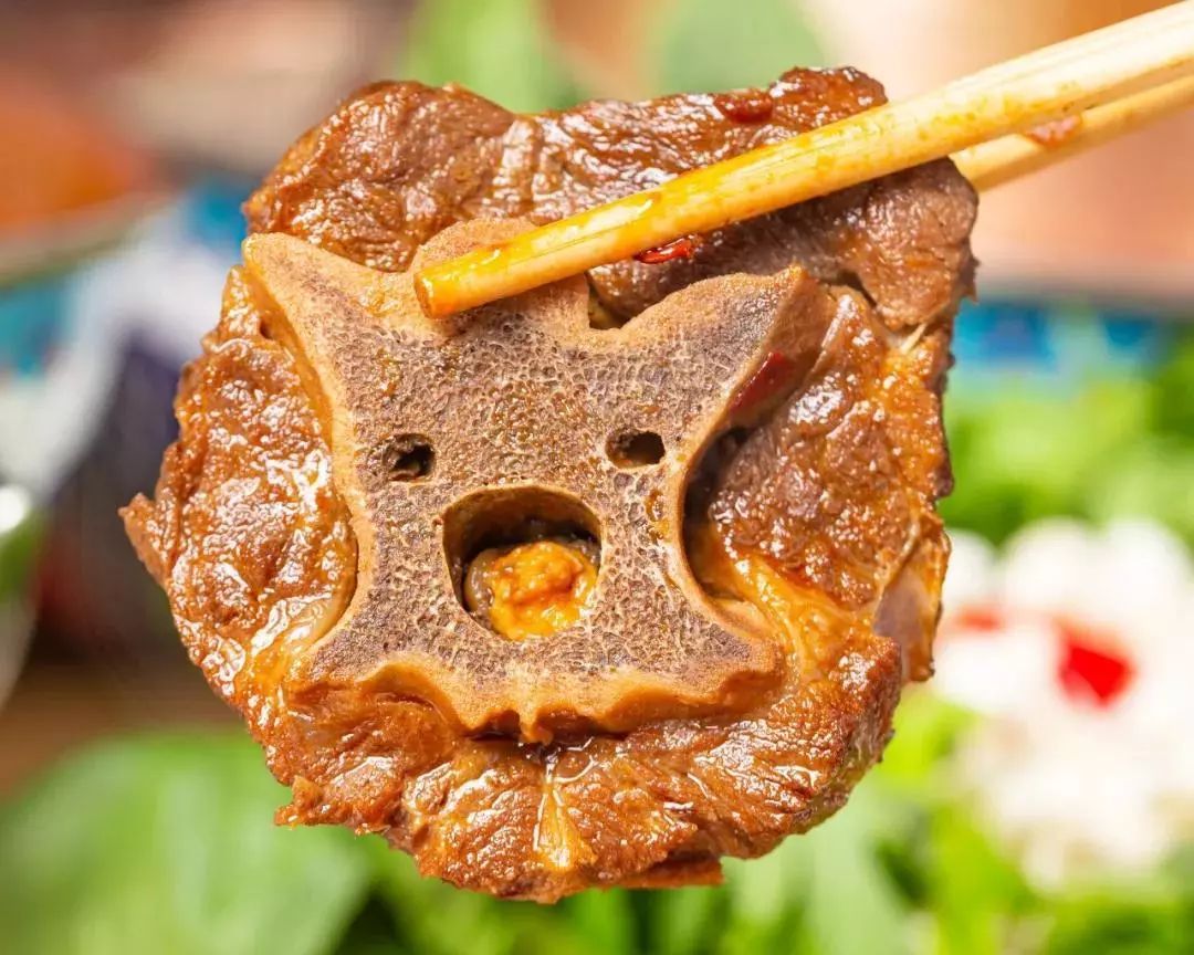 红汤羊蝎子锅03会吃的老餮可不会急着大口吃肉,先是一碗羊汤入喉