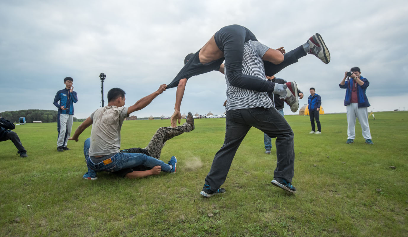 中国最火爆的民间体育球类运动,当属达斡尔火曲棍球,文旅体融合