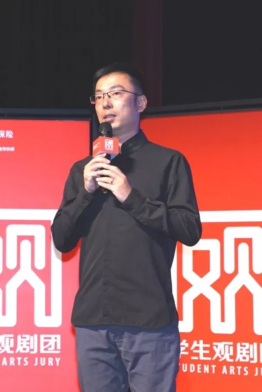 学生观剧团导师,上海外国语大学艺教中心常务副主任李然老师与往届