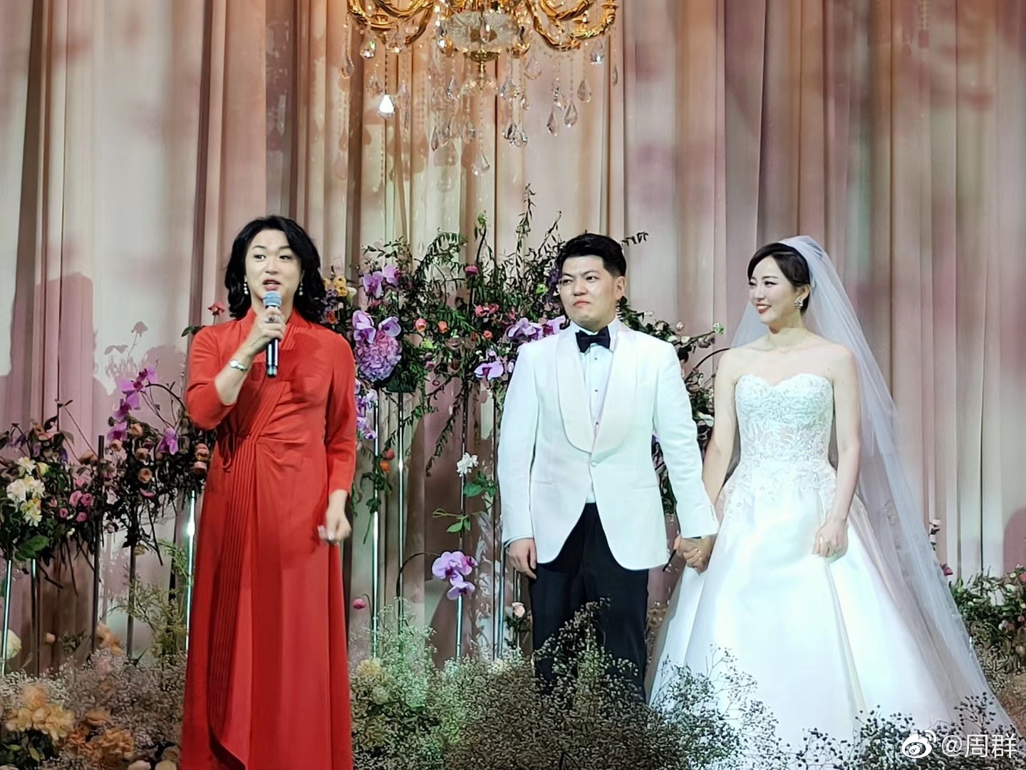 金星为主持人余声证婚,一身中国红长裙亮相,现场尽说"大实话"