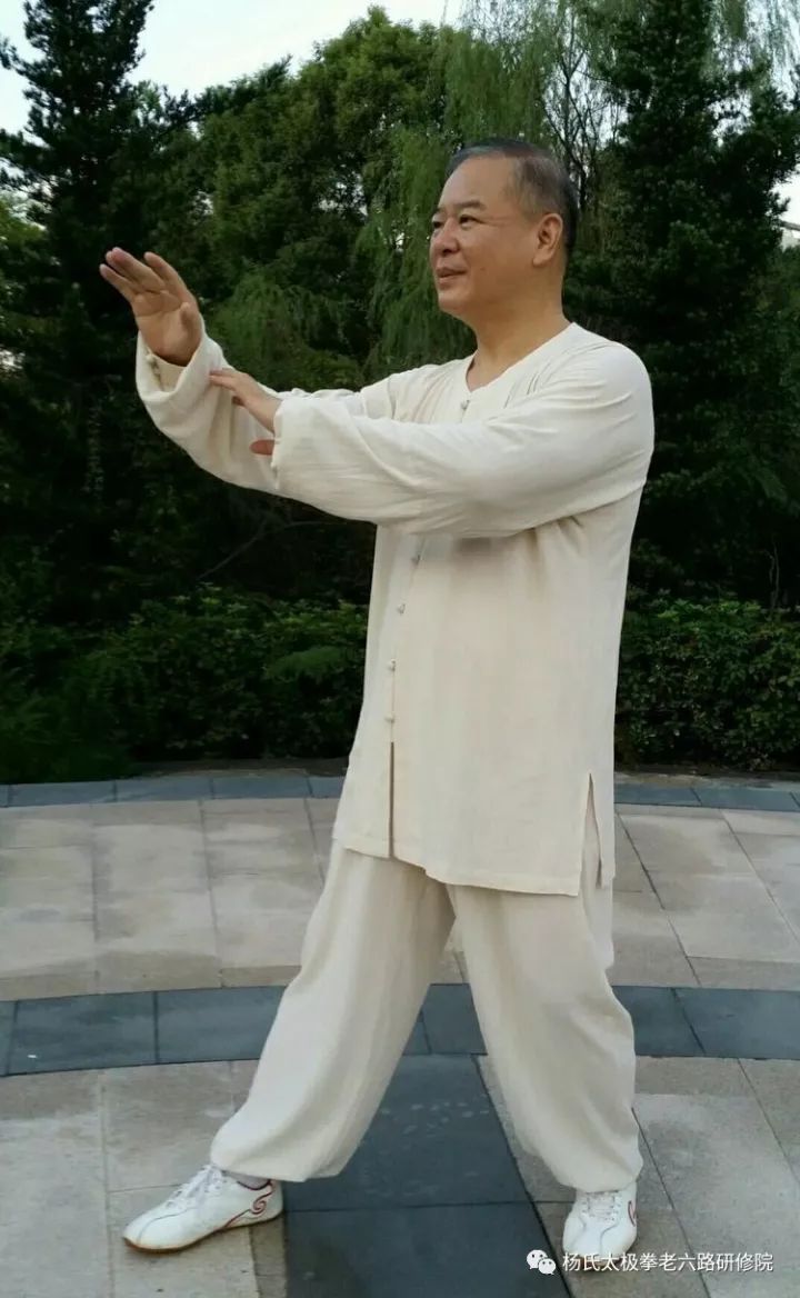 抱虎归山肘底看锤倒撵猴斜飞式海底针扇通背撇身锤云手(掩肘护身)云手