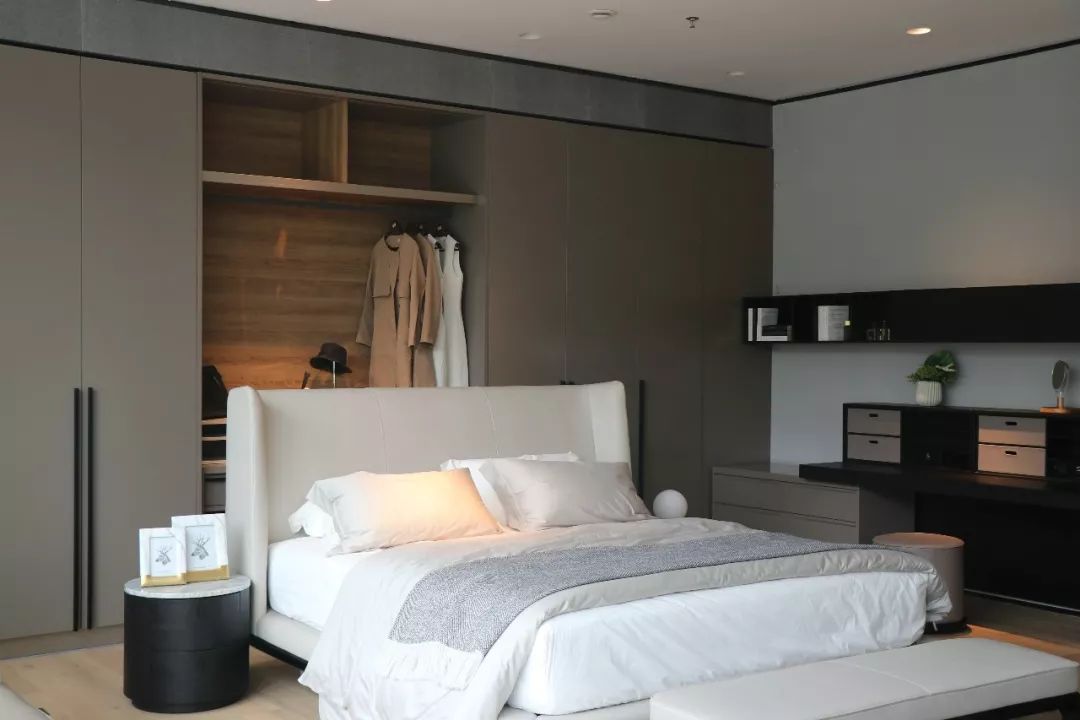 换 季 时 节你是否也缺这样一个强大的定制衣柜呢?斯帝罗兰