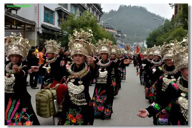 近代以來,有些地區的苗族開始改為過春節,而不興過苗年了.