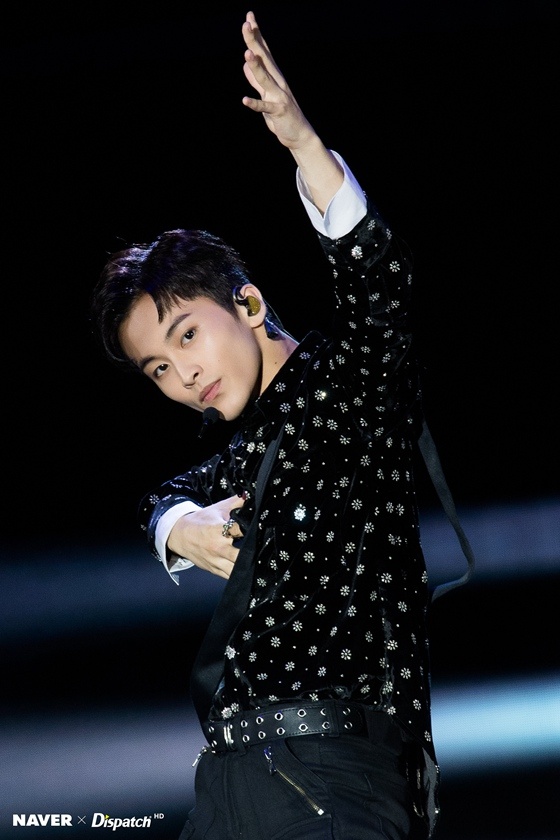 superm出道高清现场照公开 伯贤金钟仁黄旭熙等跳刀群舞展致命魅力