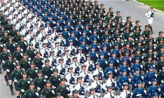 还有指挥方队中灵璧的一位少校!