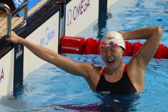 她是仰泳之王,在比赛中遭遇生理期依旧获世界冠军,赛后被抱下场_赵菁