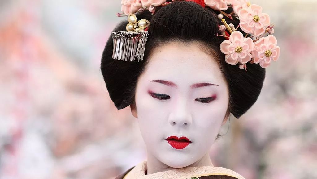 艺伎妆的大白脸,主要是因为在艺伎最为繁盛的江户时代没有电灯,当时