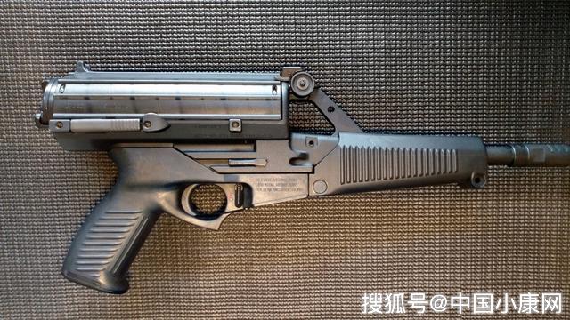 除了大容量弹匣设计之外,为了彻底打动美国军方,卡利科m950冲锋手枪及