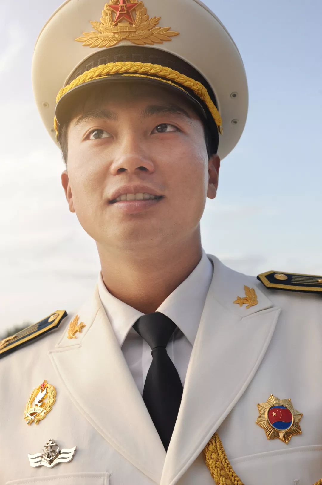 视频阅兵式军乐团里丽水小伙儿吹萨克斯