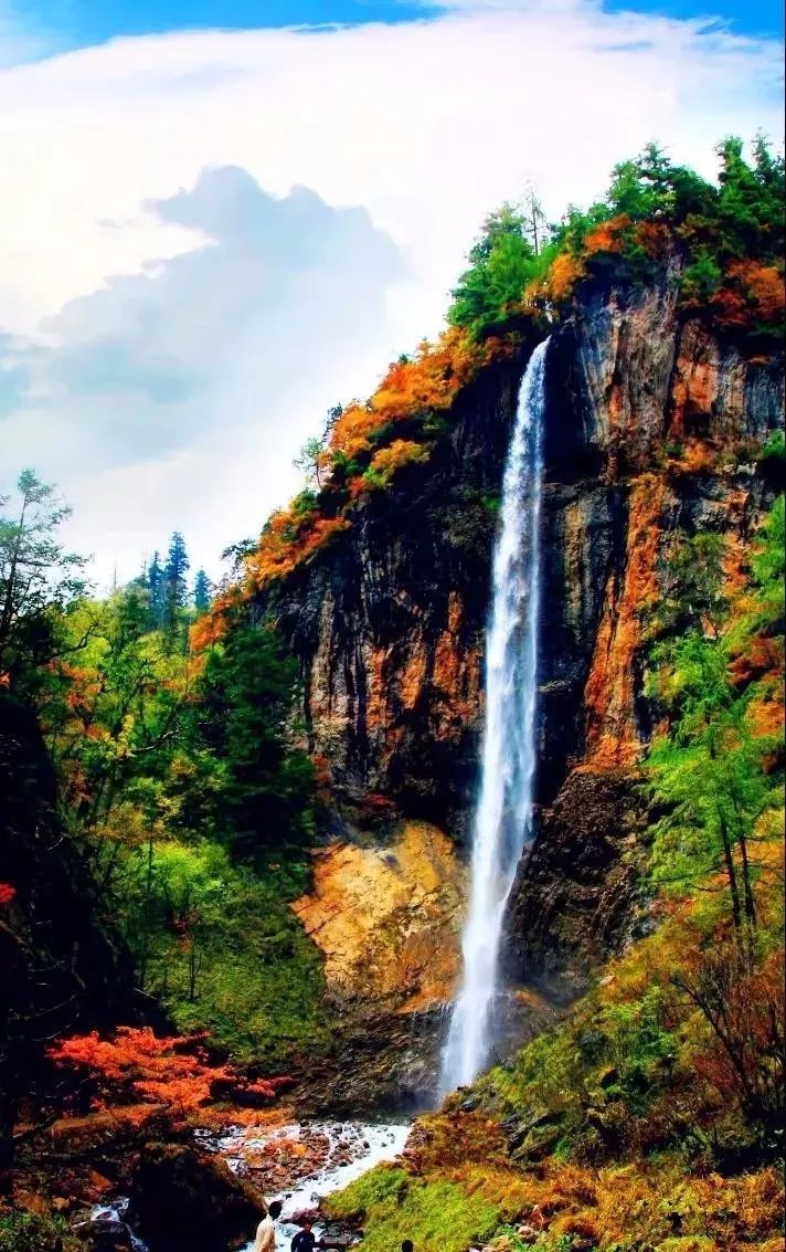 水是点缀一处风景最灵动的灵魂,官鹅沟有从山顶或半山悬崖飞流直下的