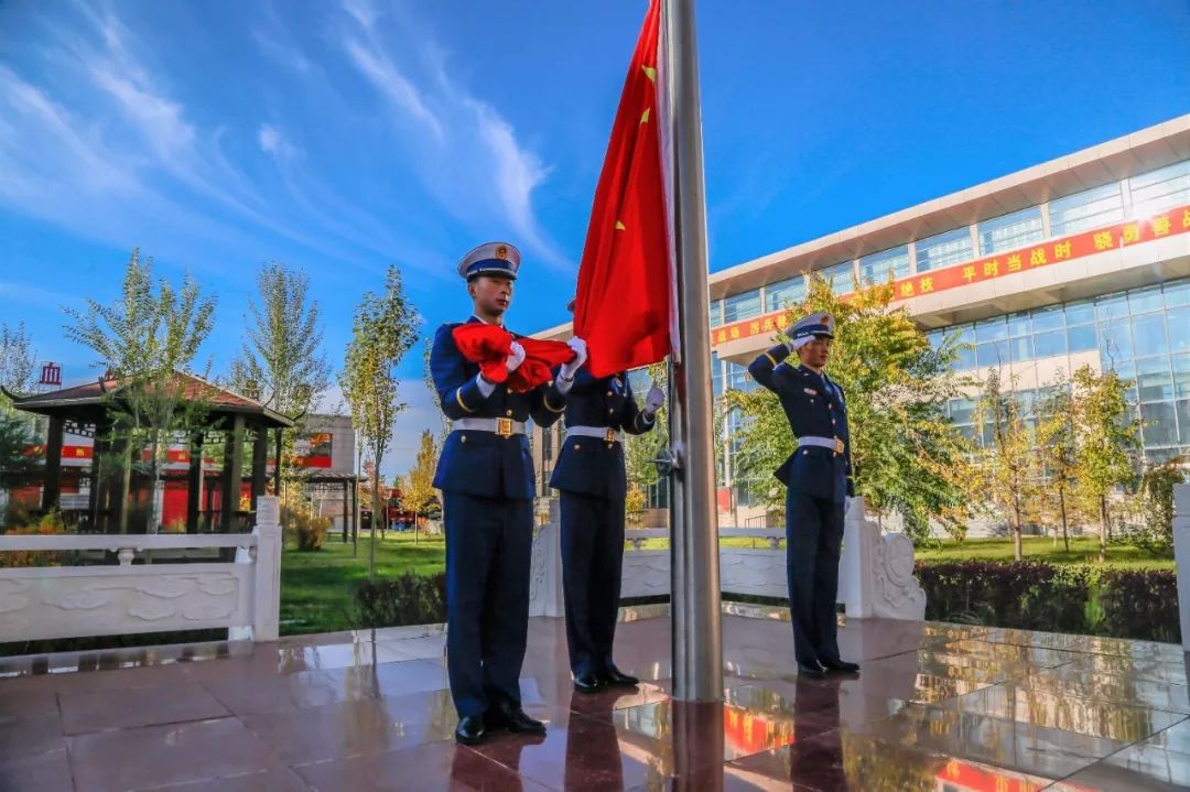 面对队旗重温誓词:"我志愿加入国家消防救援队伍,对党忠诚,纪律严明