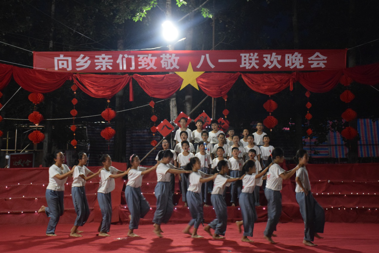 首都大学生夏令营举办庆祝建军九十周年联欢晚会