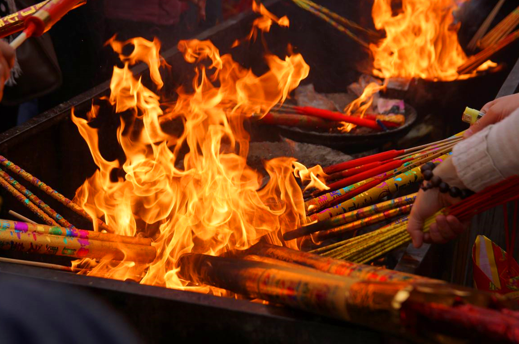 寺庙烧香祈福图片