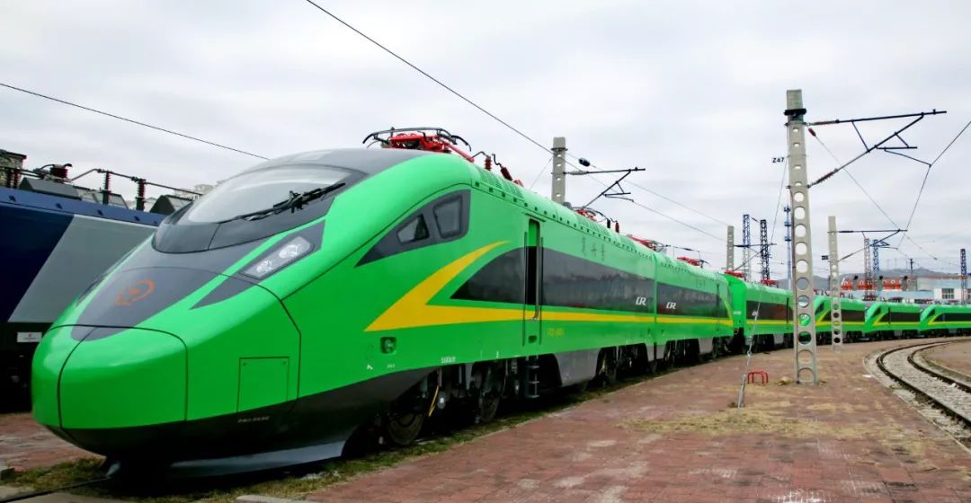 中车大同版绿巨人下线交验出厂