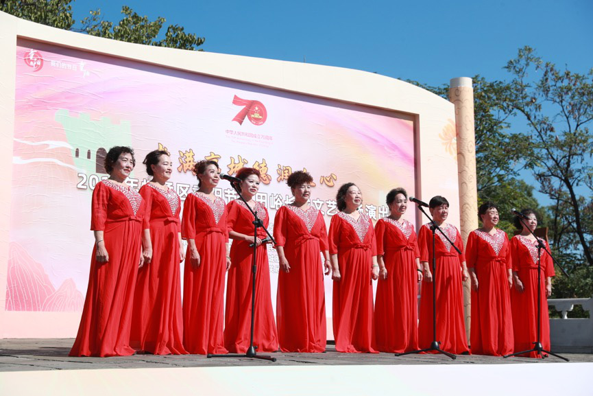 在东方歌舞团女高音歌唱家,国家一级演员范晓霞的歌声中,翻开了本场