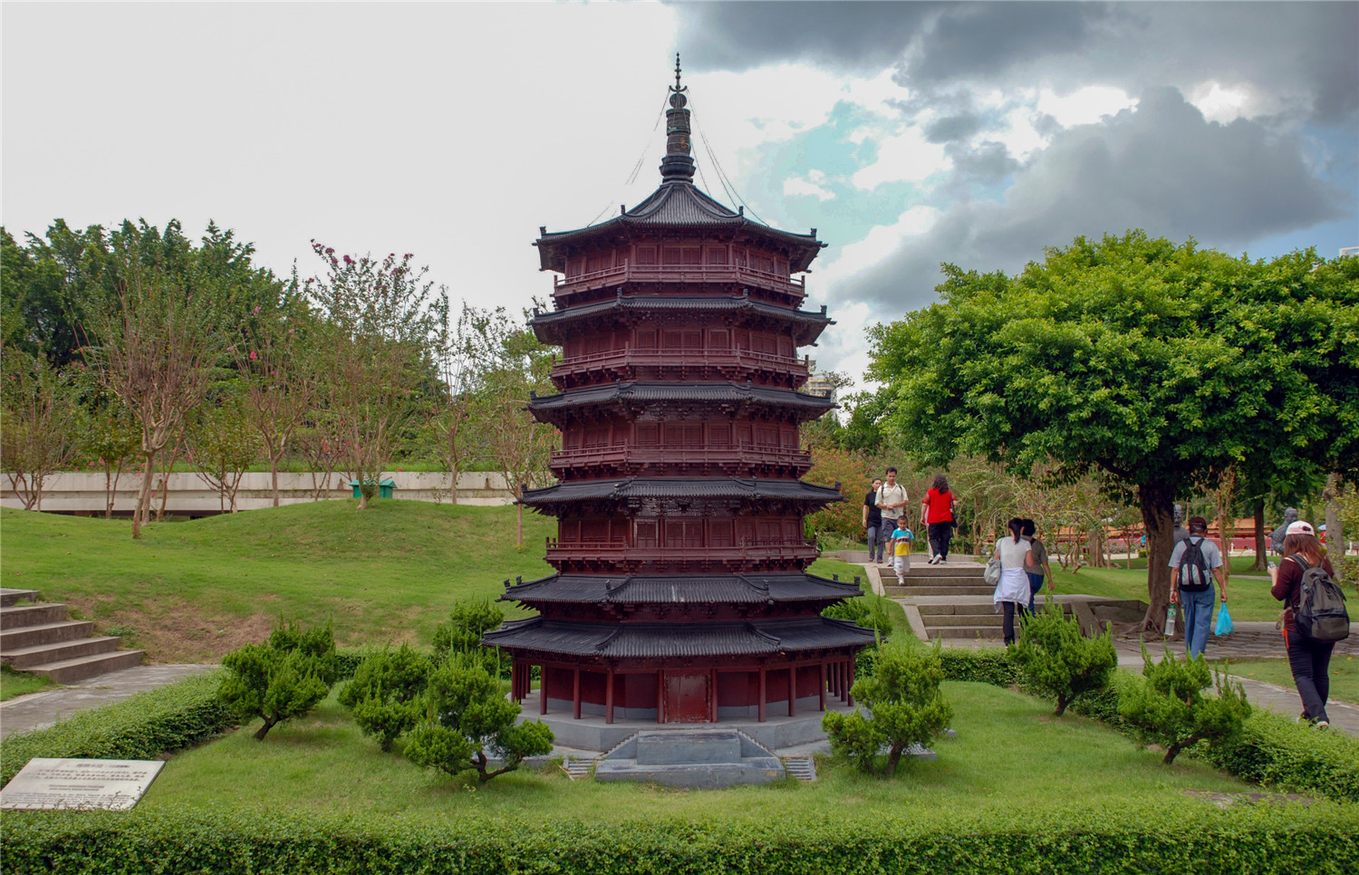 錦繡中華園,佔地面積達四百五十畝,裡面共有82處景點,且一一按照中國