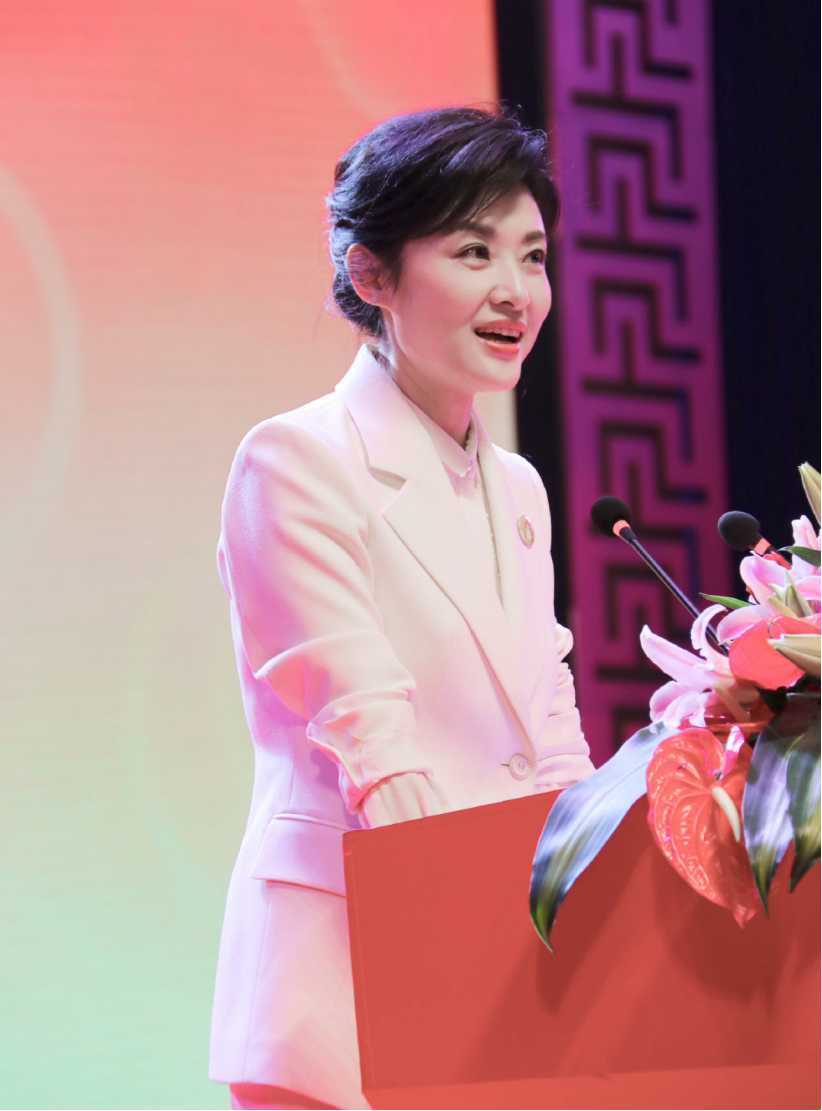 原创著名主持人"周涛"真会穿!深红色镂空连衣裙搭配扎发,优雅大气