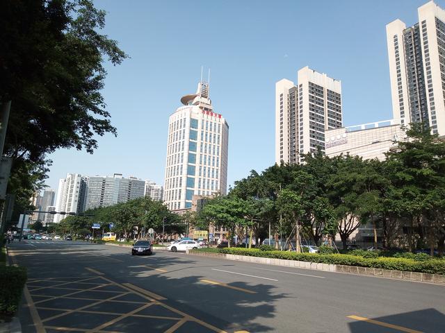 从路看城市实拍深圳龙岗中心城龙翔大道