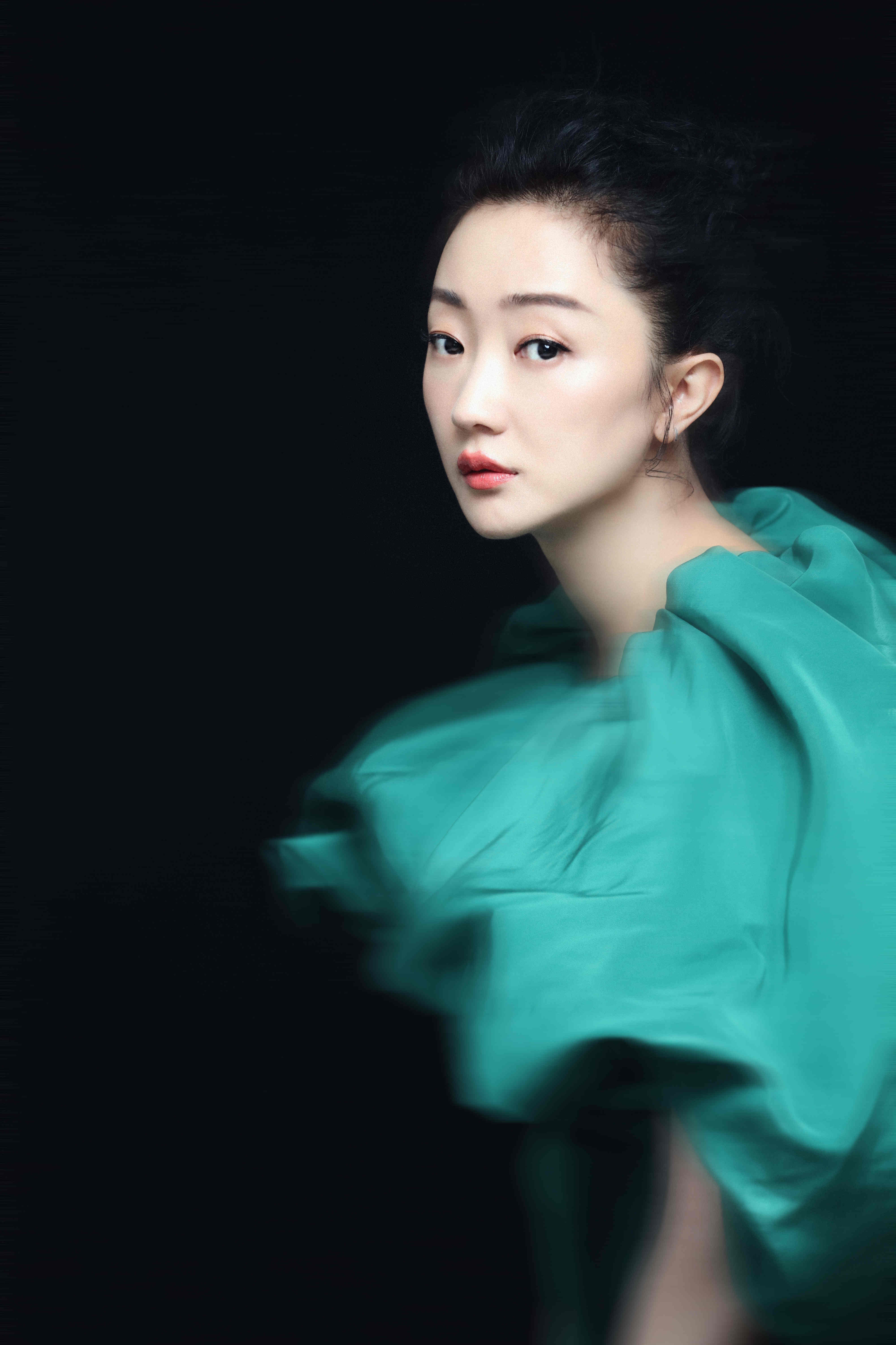 阔别六年回归歌坛张瑶唱响职场神曲